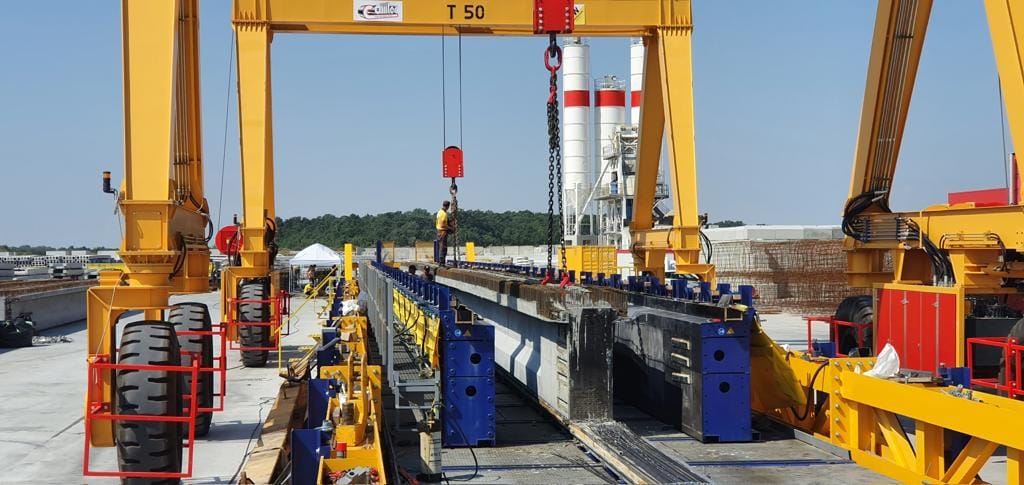 Hydrualic bench for bridge girders production