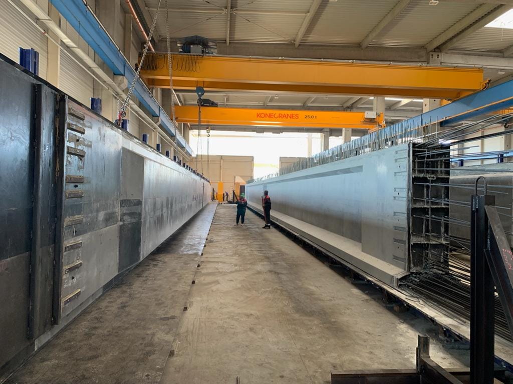 Side mold for bridge girders