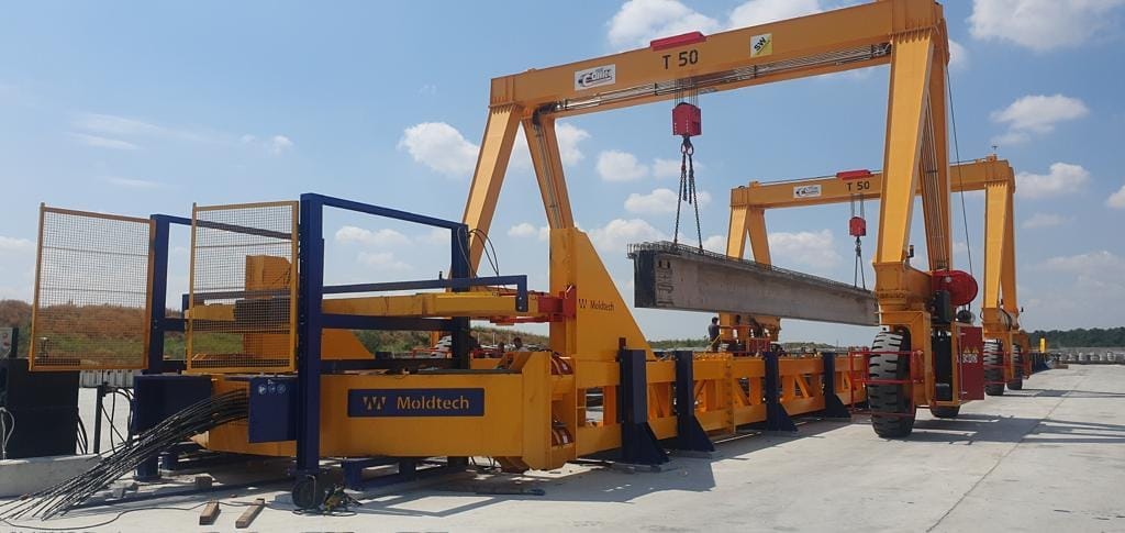 Self-reacting hydraulic mould for I girders