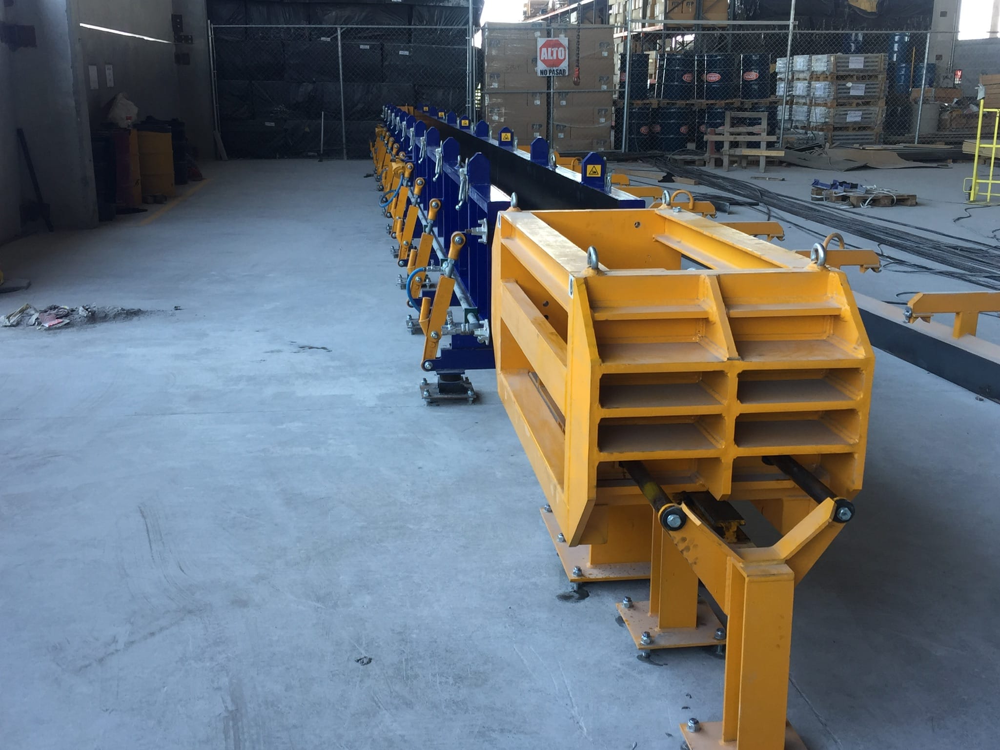 Self-reacting mold for H beam