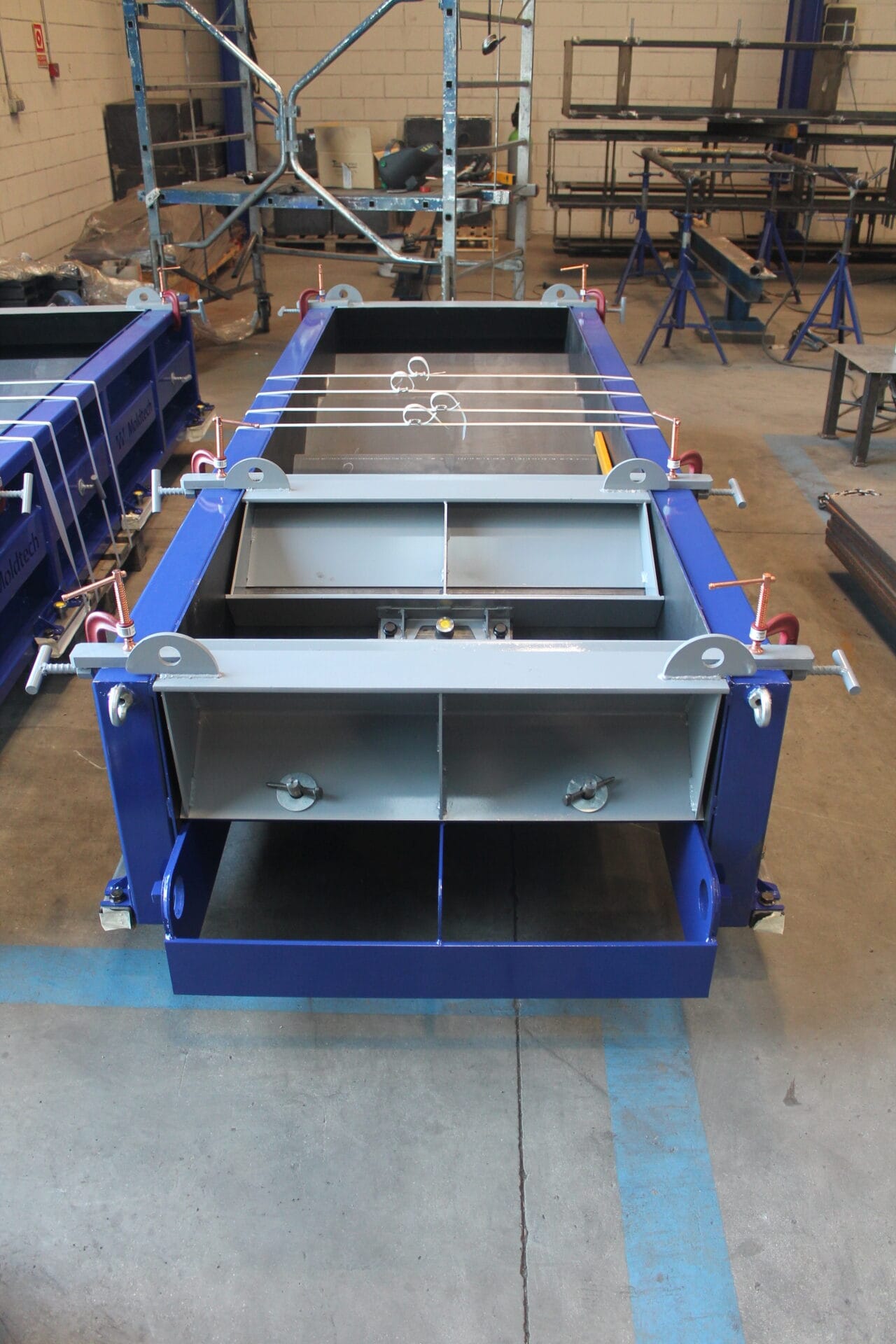 Horizontal mold for staircases