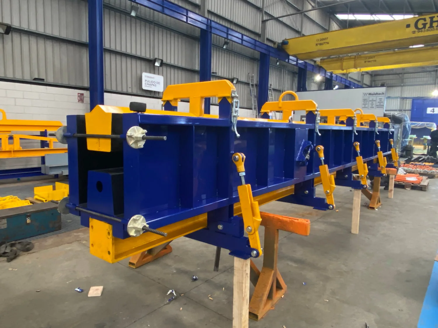 Self-reacting mold for H beam