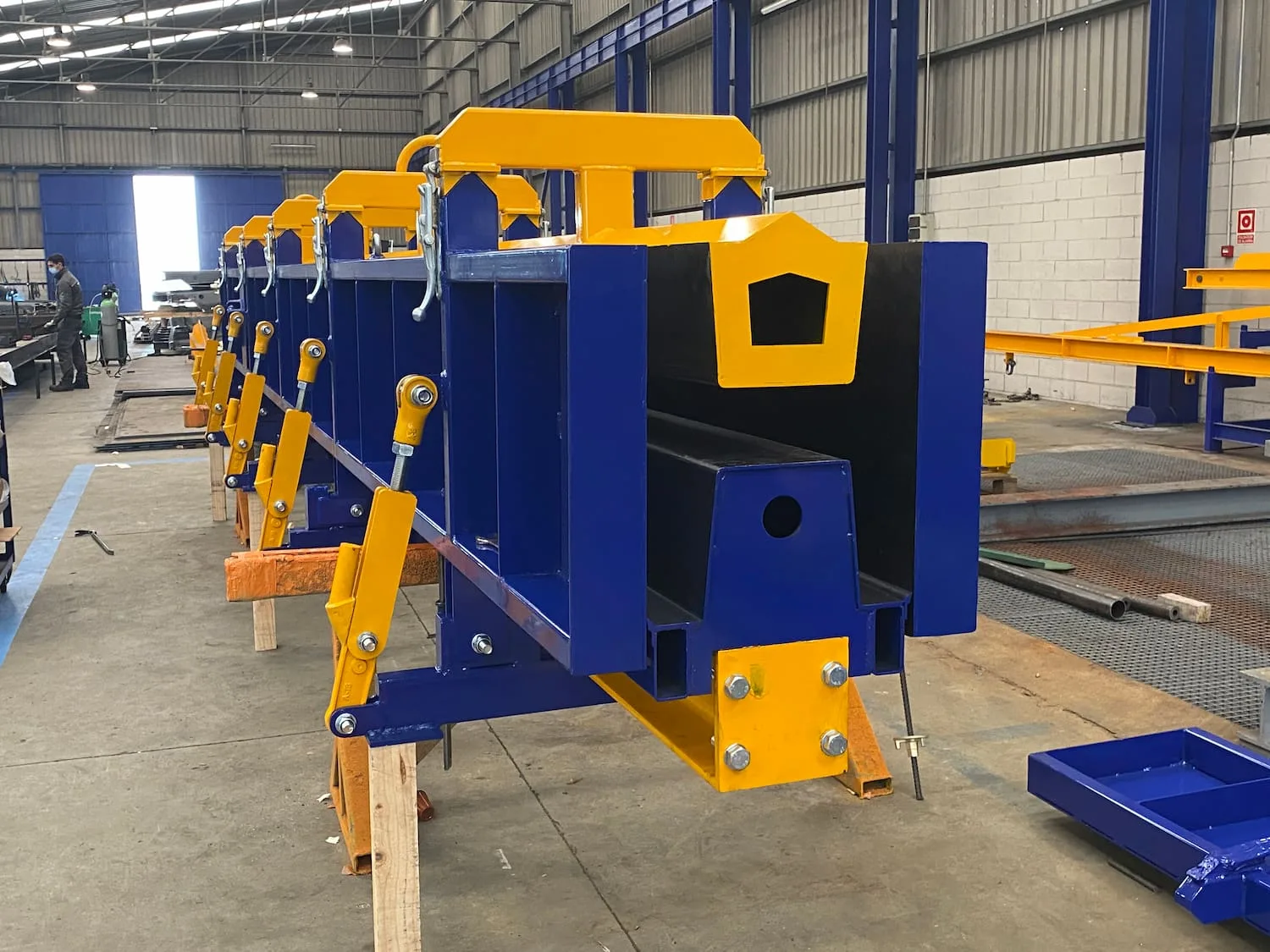 Self-reacting mold for H beam