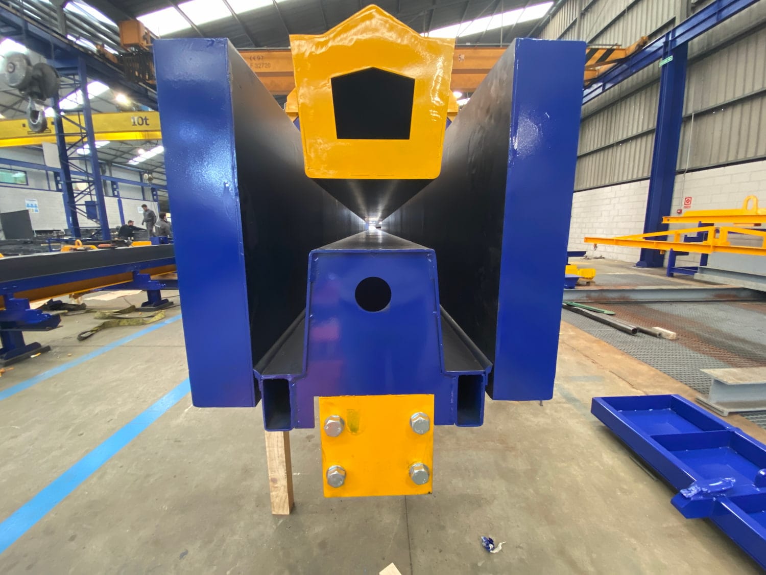 Self-reacting mold for H beam